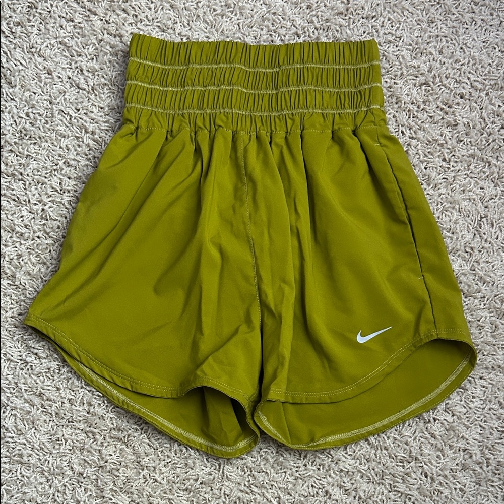 NWOT Nike Women’s XS Ultra High Waisted Green Shorts With Pockets